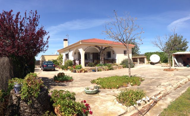 Lovely Simple House and Gardens In Lliria