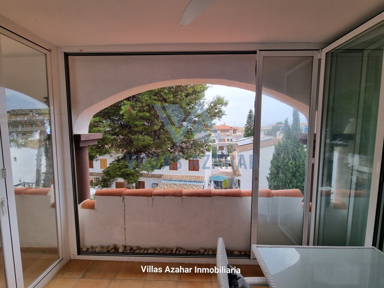Jardín de invierno lleno de luz con vistas de ensueño - su panorama de bienestar entre árboles y techos