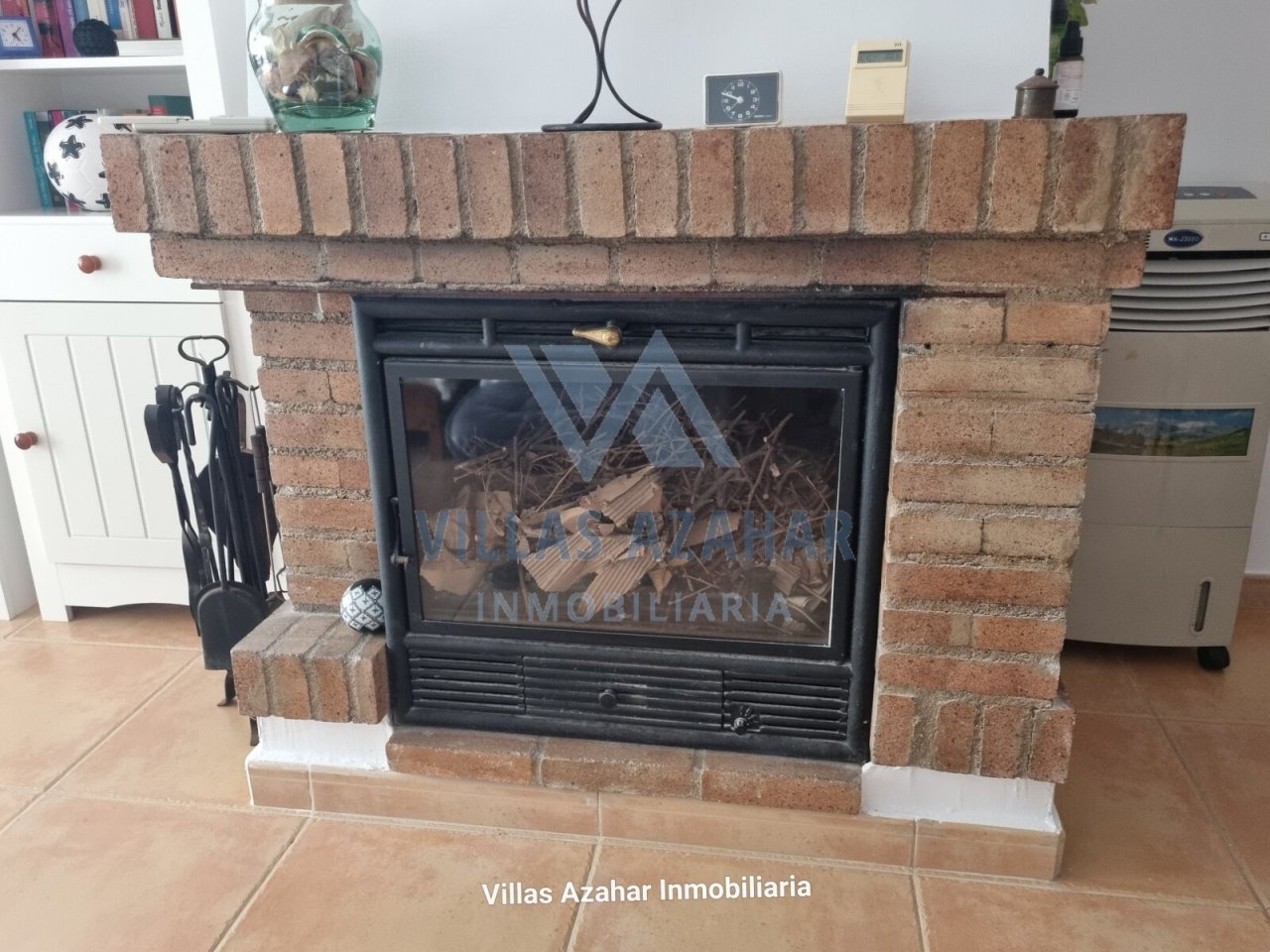 ¡Acogedora chimenea de ladrillo con puerta de cristal: calor y encanto en uno!