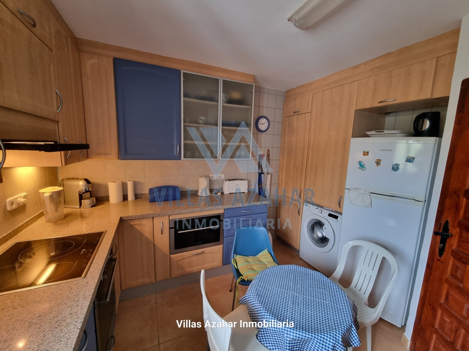 Cocina compacta con uso inteligente del espacio: ¡todas las funciones perfectamente integradas en el menor espacio! Cocina compacta con uso inteligente del espacio: ¡todas las funciones perfectamente integradas en el menor espacio!
