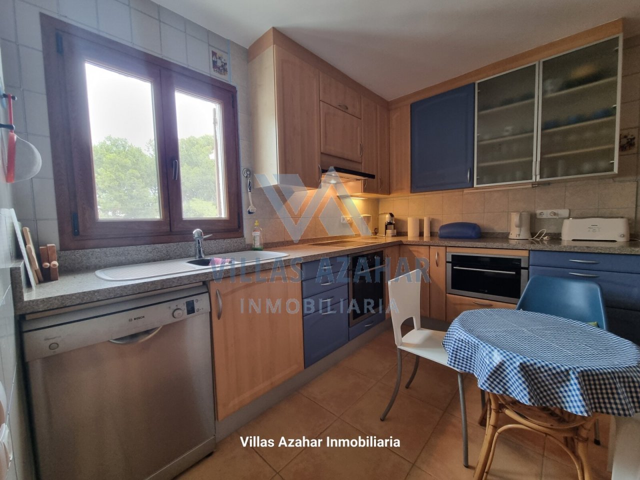 Cocina moderna con ventana panorámica y diseño inteligente de la encimera