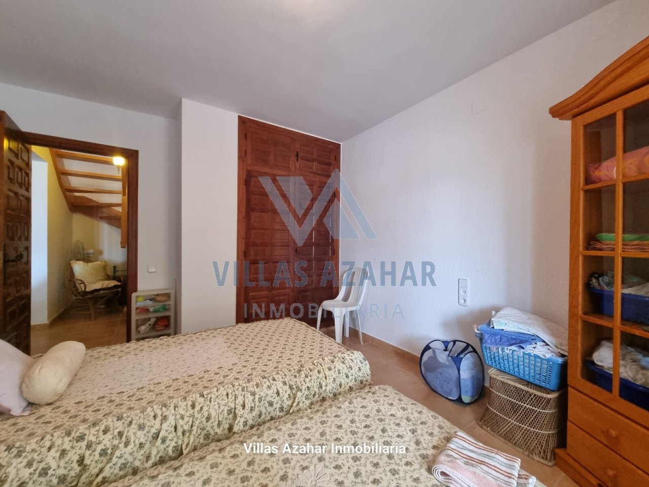 Habitación charmosa con puerta de madera rústica y escalera integrada - ¡uso máximo del espacio mediante mobiliario inteligente!