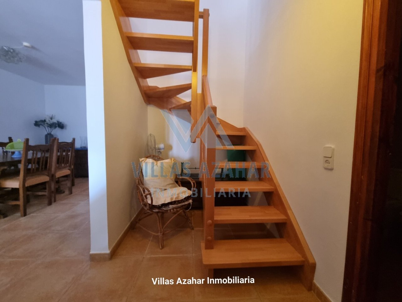 Escalera de madera con mucha luz y diseño abierto - ¡Conecta los pisos de manera elegante y moderna!