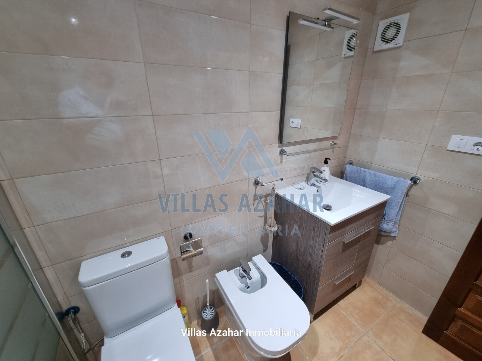 Baño moderno con distribución inteligente del espacio: ¡comodidad en el mínimo espacio perfectamente lograda! Baño moderno con distribución inteligente del espacio: ¡comodidad en el mínimo espacio perfectamente lograda!