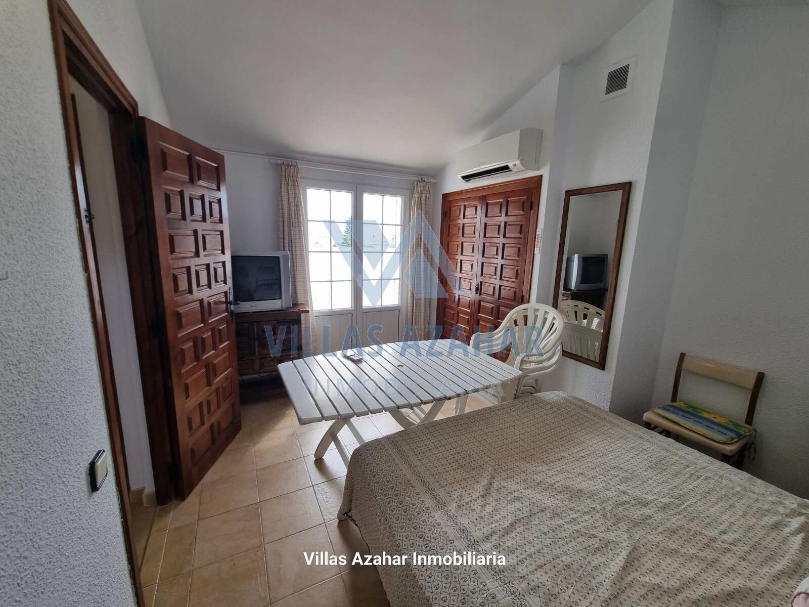 Confort total: habitación con aire acondicionado, carácter encantador de edificio antiguo y distribución práctica del espacio Confort total: habitación con aire acondicionado, carácter encantador de edificio antiguo y distribución práctica del espacio