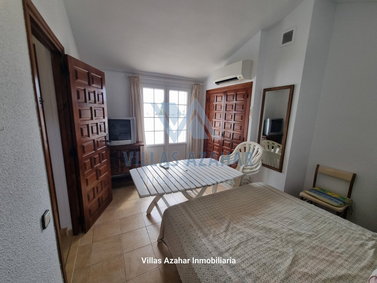 Confort total: habitación con aire acondicionado, carácter encantador de edificio antiguo y distribución práctica del espacio
