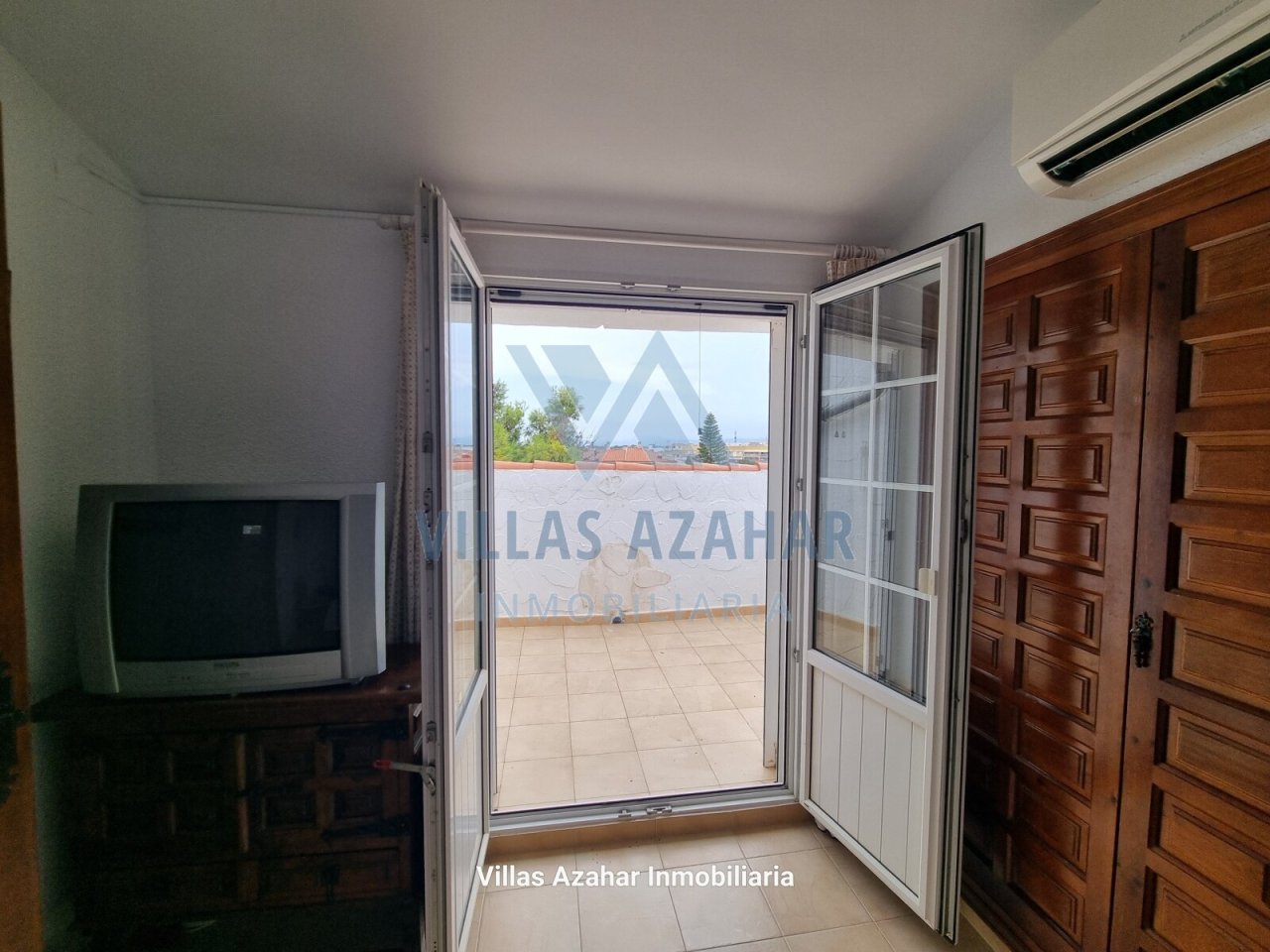 Vista luminosa: ventanas francesas con acceso a la terraza soleada