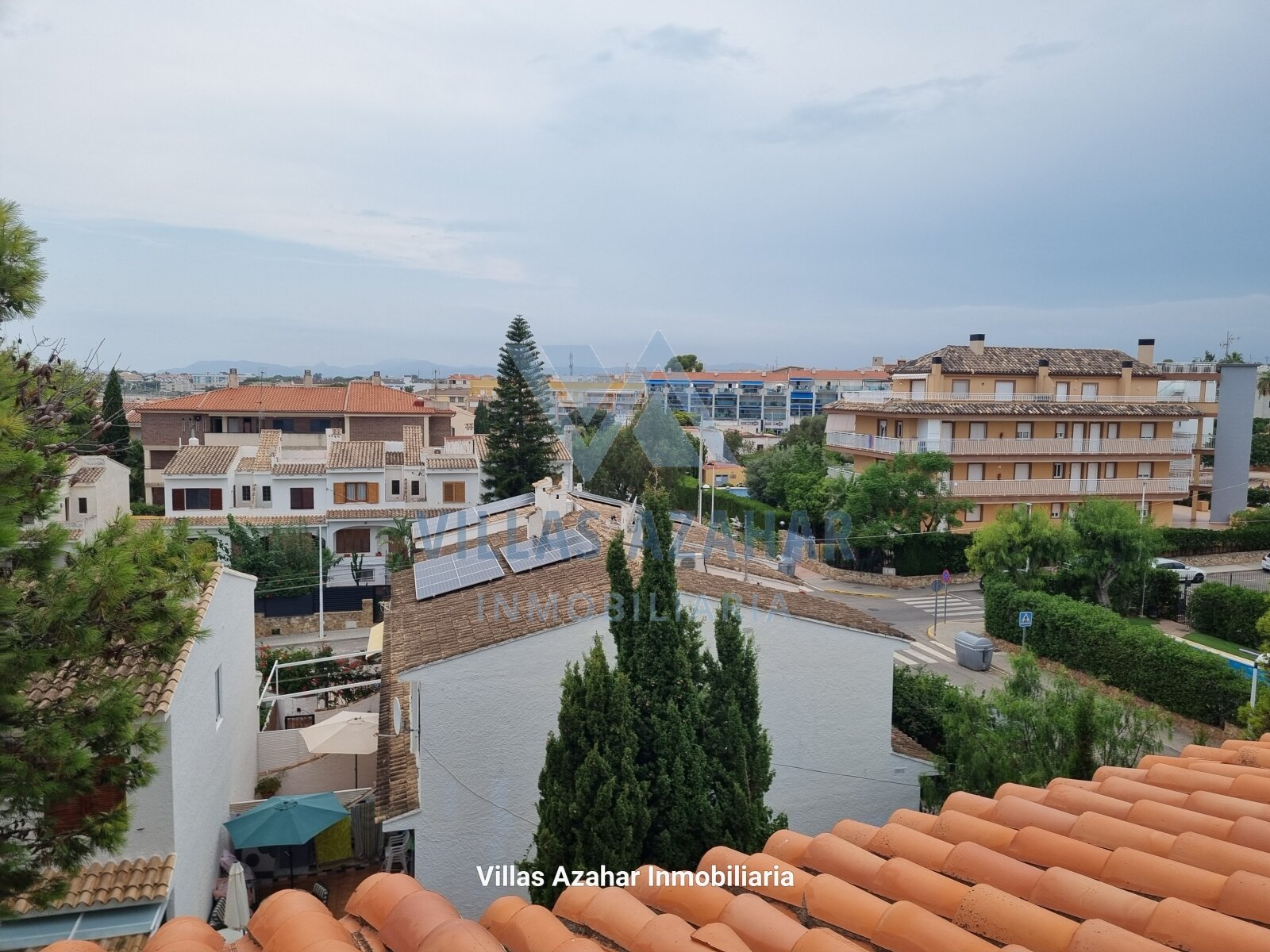 Oasis urbano sostenible: con vistas panorámicas a la arquitectura mediterránea Oasis urbano sostenible: con vistas panorámicas a la arquitectura mediterránea