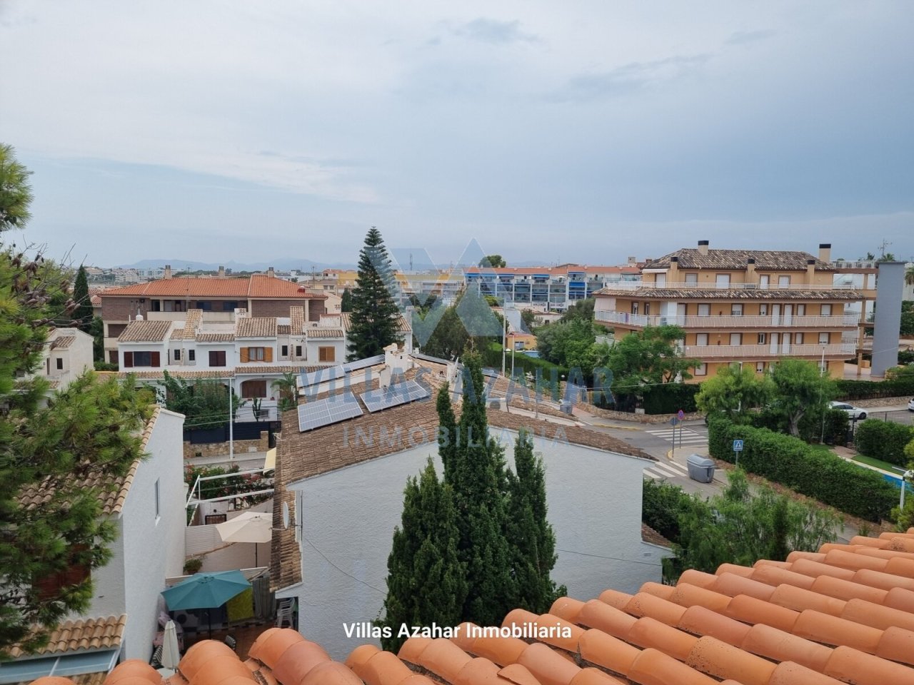 Oasis urbano sostenible: con vistas panorámicas a la arquitectura mediterránea