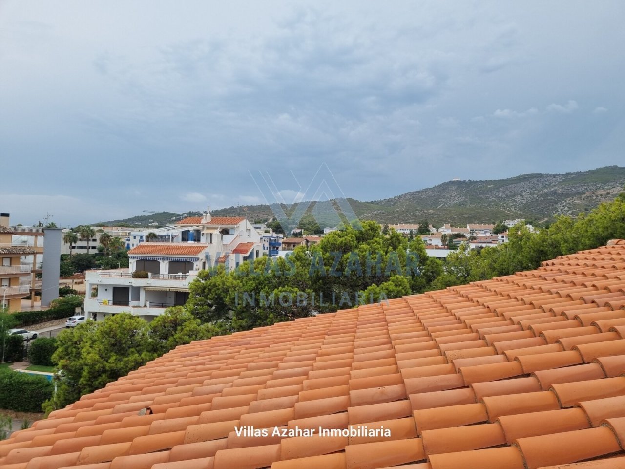 Vista panorámica con paisaje montañoso: paisaje mediterráneo con vistas amplias sobre un pueblo costero