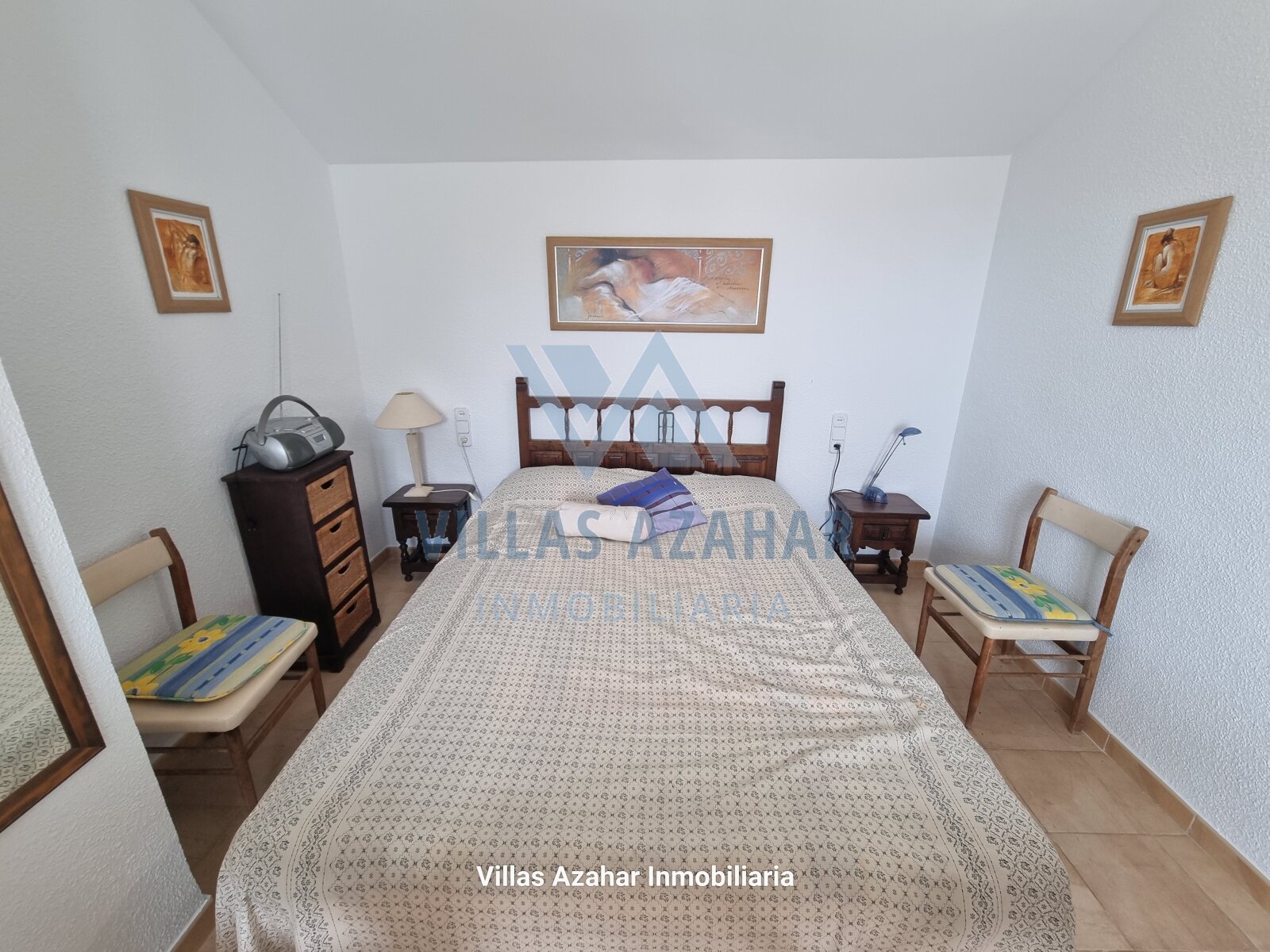 Habitación encantadora con distribución armónica y mobiliario clásico de madera, ¡su oasis personal de tranquilidad con carácter! Habitación encantadora con distribución armónica y mobiliario clásico de madera, ¡su oasis personal de tranquilidad con carácter!