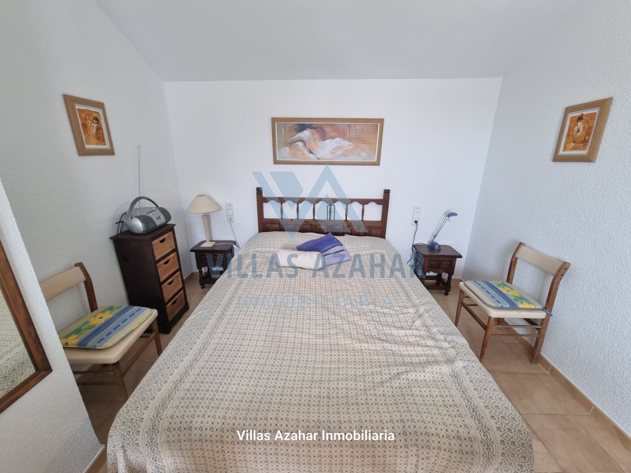 Habitación encantadora con distribución armónica y mobiliario clásico de madera, ¡su oasis personal de tranquilidad con carácter!