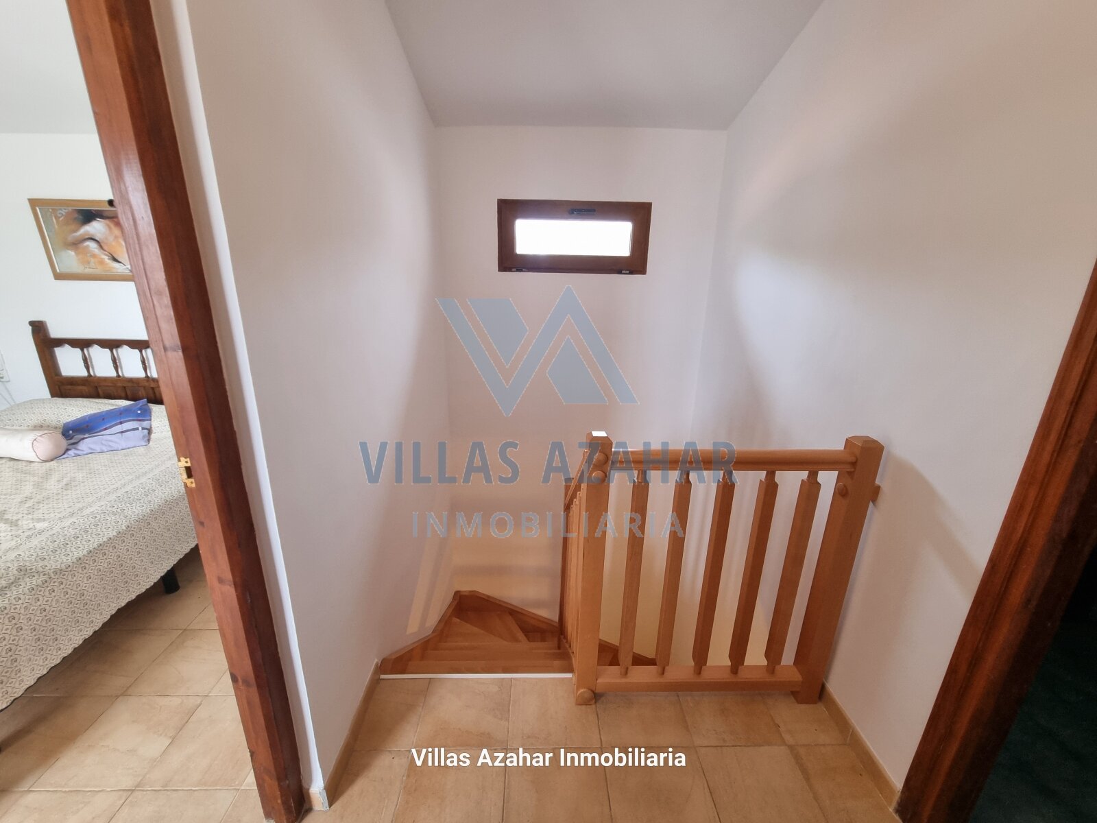 Elegante escalera de madera con entrada de luz natural - Conecta pisos con un diseño encantador Elegante escalera de madera con entrada de luz natural - Conecta pisos con un diseño encantador