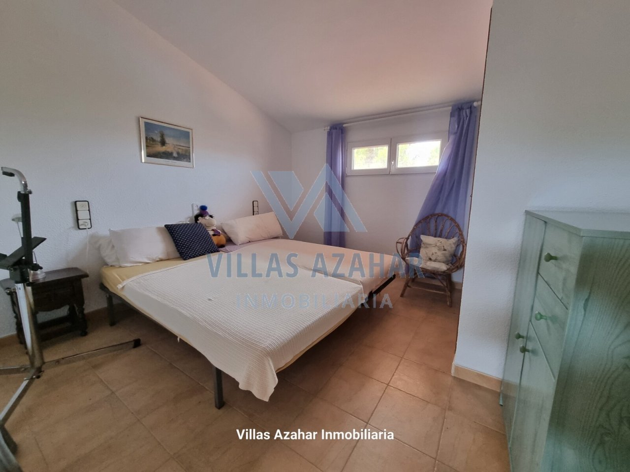 Habitación luminosa con ventanas panorámicas y distribución espaciosa: ¡su refugio con sensación de bienestar!