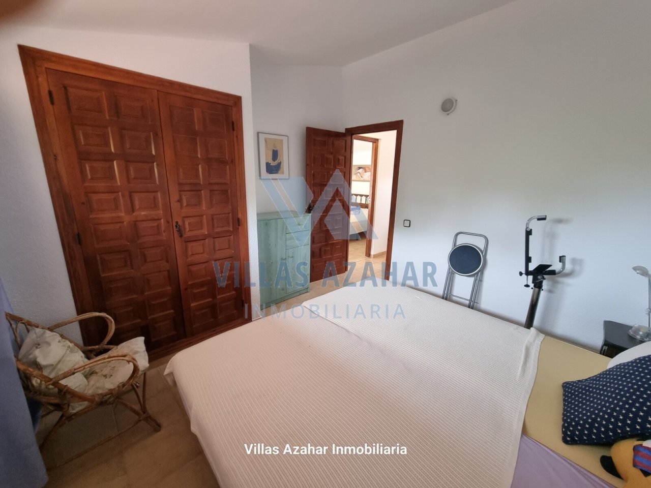 Amplio dormitorio con elegidas puertas de madera y armario empotrado práctico, ¡no hay más espacio de almacenamiento!