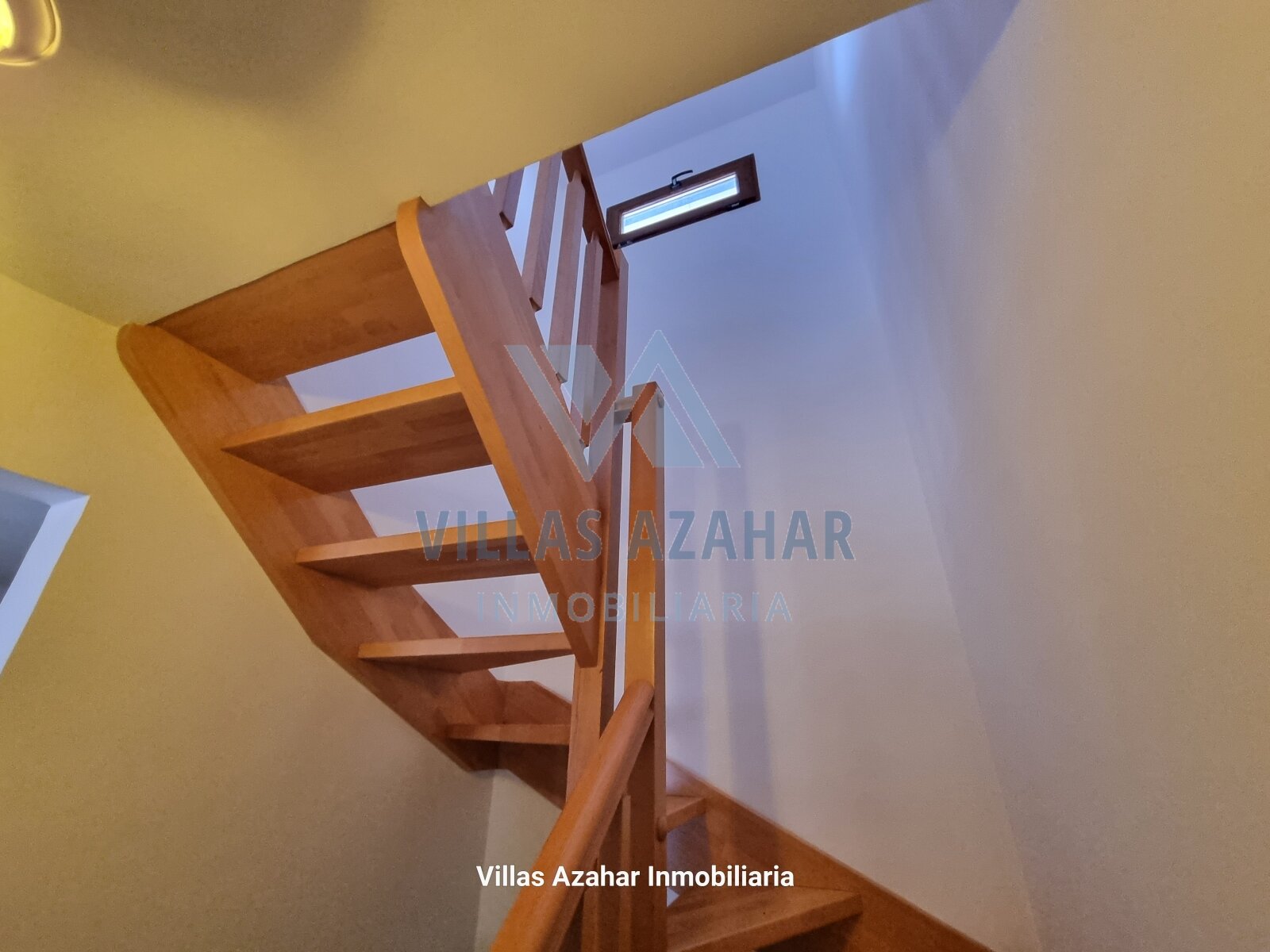 Elegante escalera de madera con arquitectura luminosa - conecta pisos con calidez natural y diseño Elegante escalera de madera con arquitectura luminosa - conecta pisos con calidez natural y diseño