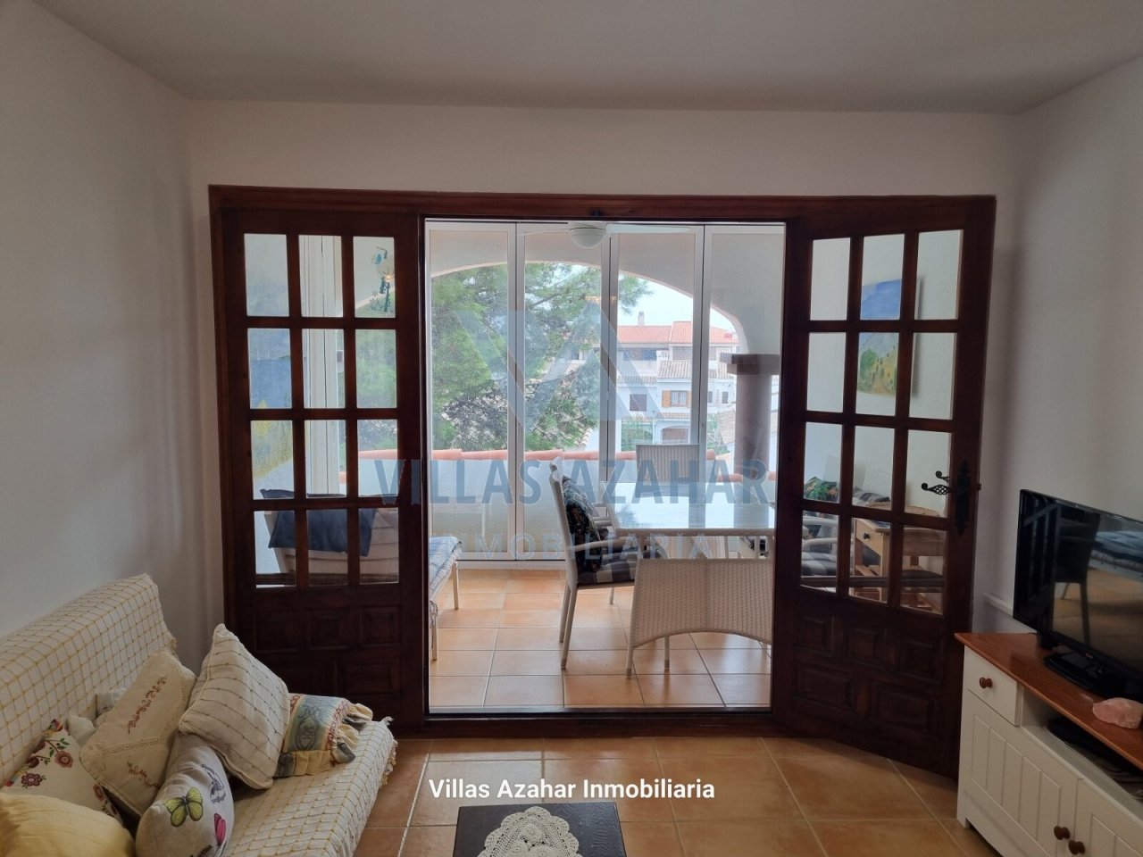Espacioso salón con mucha luz natural, ventanas de guillotina elegantes y acceso al soleado invernadero