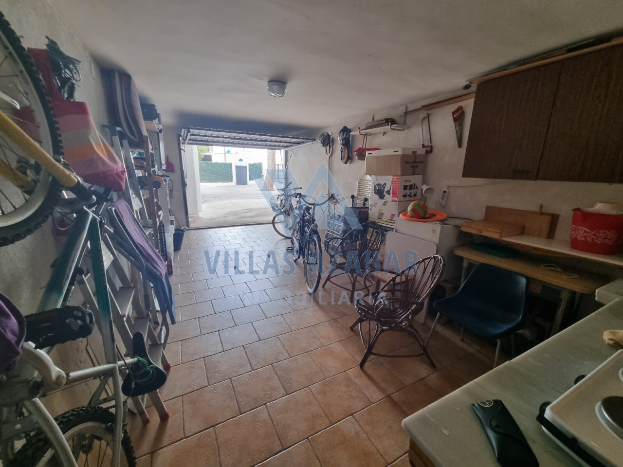 Garaje multifuncional con espacio para bicicletas y estación de trabajo práctica - ¡uso óptimo en el menor espacio!