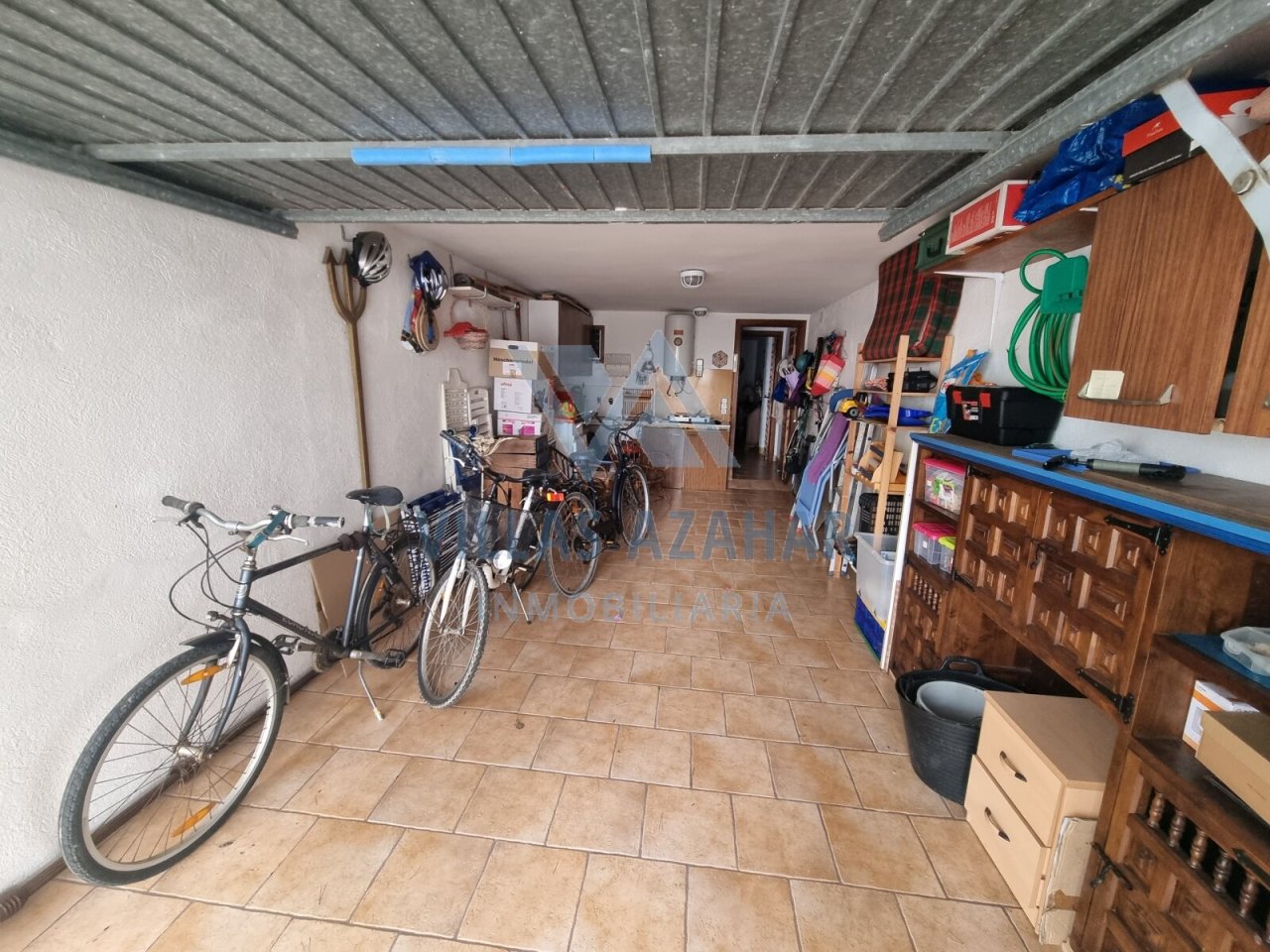 Garaje multifuncional con solución de almacenamiento óptima y estacionamiento para bicicletas