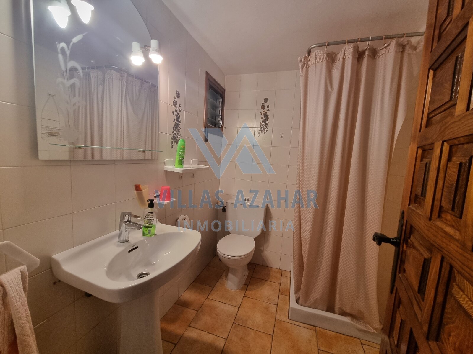 Gel de ducha práctico con equipamiento completo: uso inteligente del espacio con zona de lavado integrada y ducha espaciosa. Gel de ducha práctico con equipamiento completo: uso inteligente del espacio con zona de lavado integrada y ducha espaciosa.