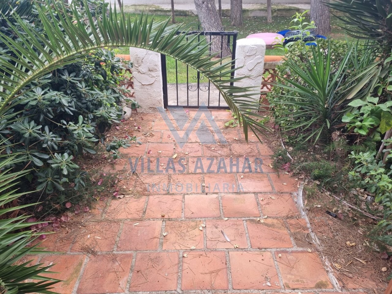 Entrada mediterránea con encanto: adoquines de piedra natural y plantación exótica invitan a soñar!