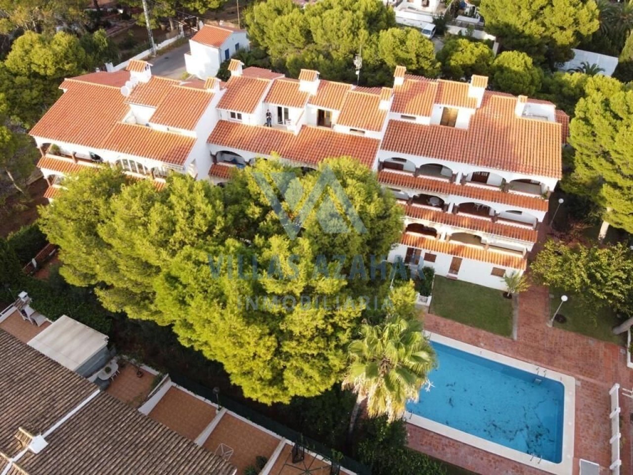 Complejo residencial mediterráneo con encanto: amplias casas adosadas con piscina y abundantes árboles en una ubicación privilegiada!