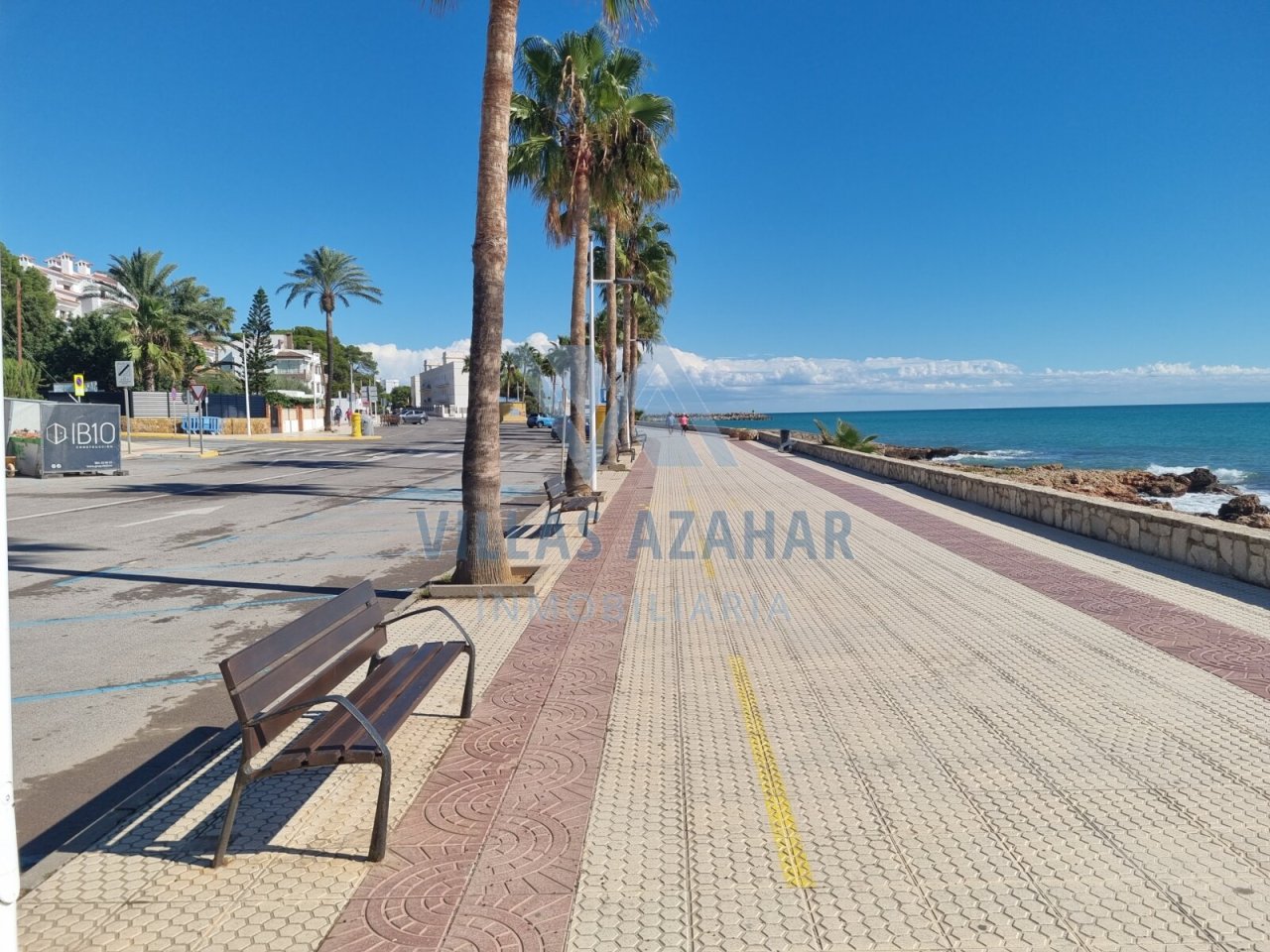 Paseo marítimo exclusivo con avenida de palmeras: ¡su paseo diario hacia la felicidad!
