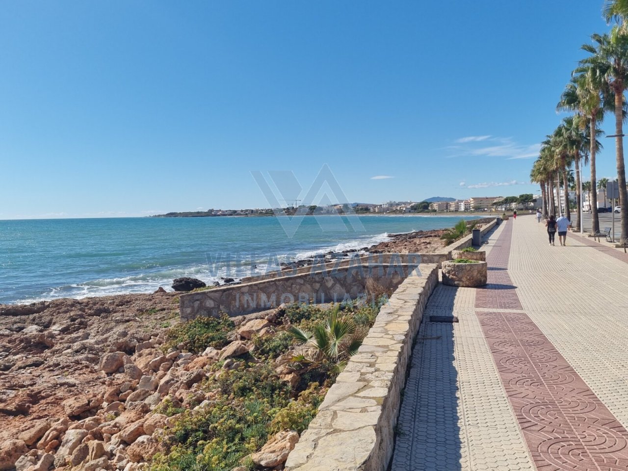 Propiedad costera de ensueño con vistas directas al mar y lujoso paseo marítimo - ¡Su joya inmobiliaria con vistas panorámicas!