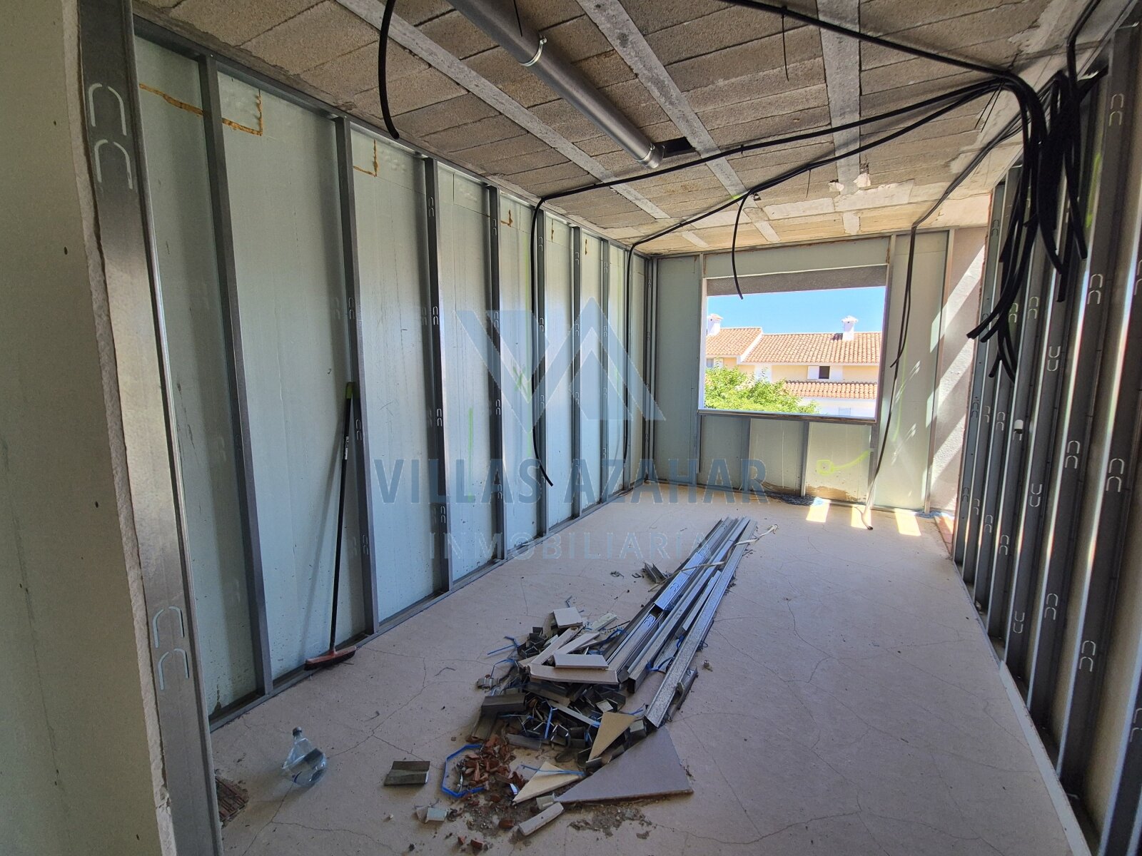 Diamante en bruto con potencial: ¡Un espacio luminoso con vista al balcón espera su toque personal!