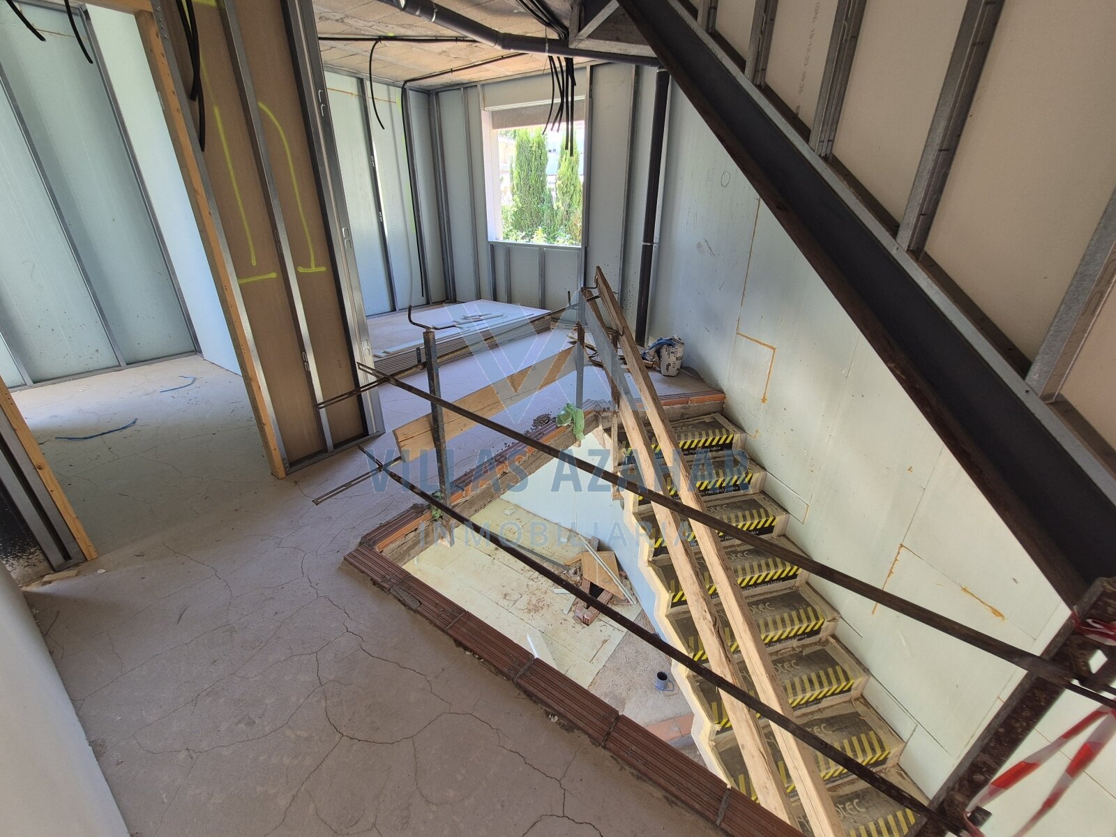 Arquitectura moderna con visión de futuro: estructura de escaleras llena de luz en una nueva construcción innovadora