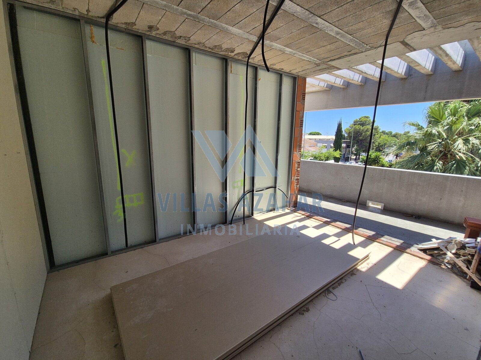 Estructura en bruto llena de luz con vistas panorámicas - ¡Potencial de diseño personalizado en arquitectura moderna!