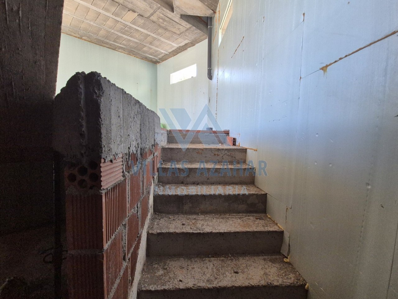 Escalera de hormigón robusta con potencial - Conexión sólida entre pisos en fase de construcción Escalera de hormigón robusta con potencial - Conexión sólida entre pisos en fase de construcción