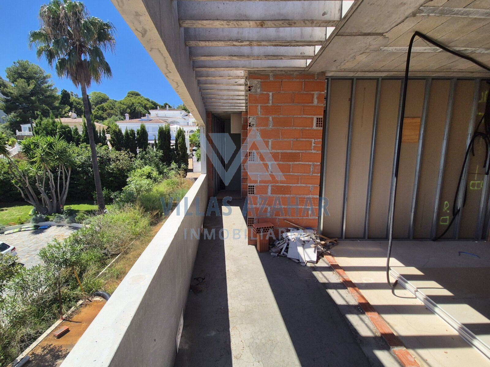 Estructura en bruto con visión de futuro: arquitectura moderna en un paraíso mediterráneo