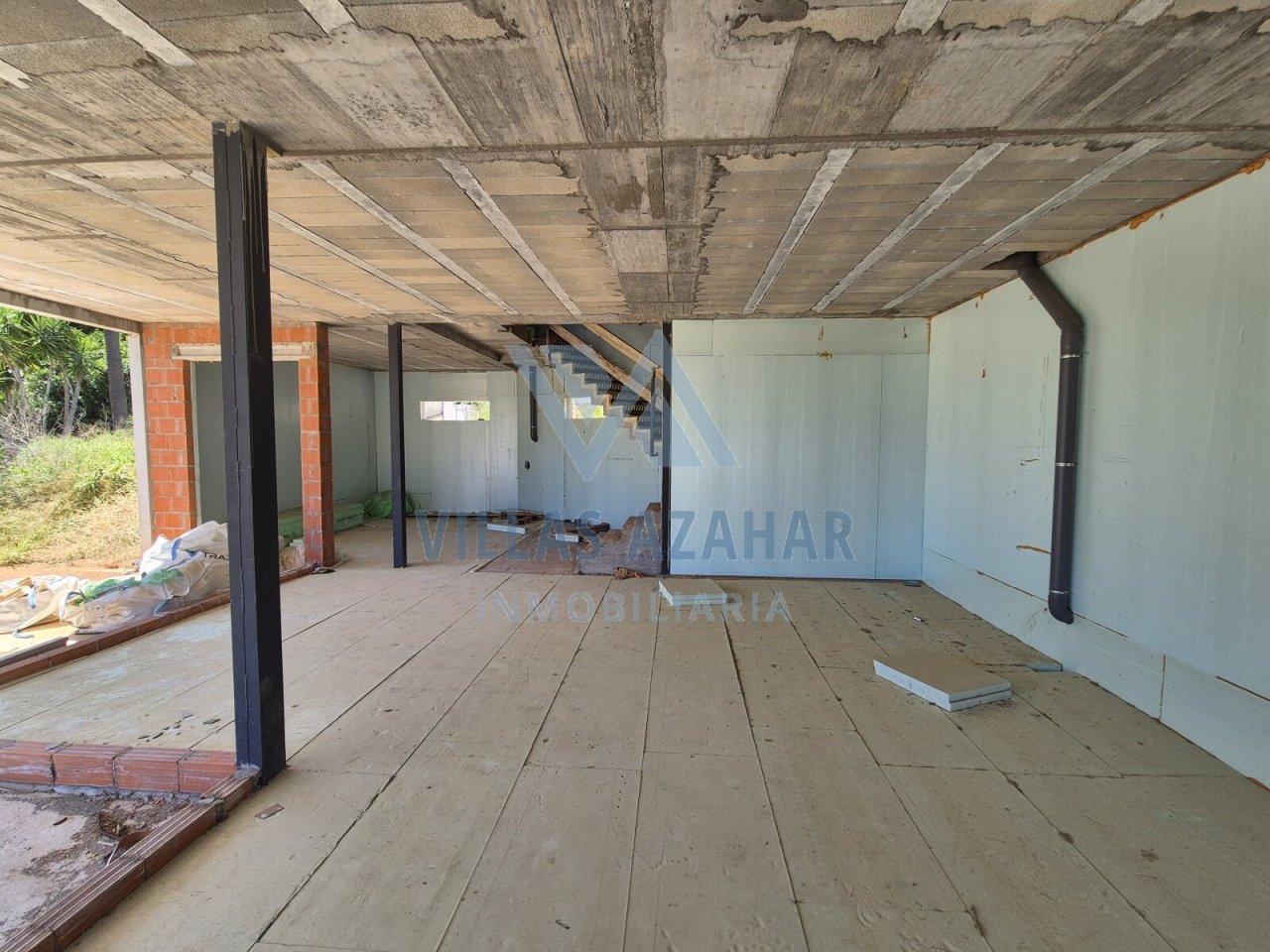 Diamante en bruto con potencial: Ático con encanto industrial y vistas panorámicas