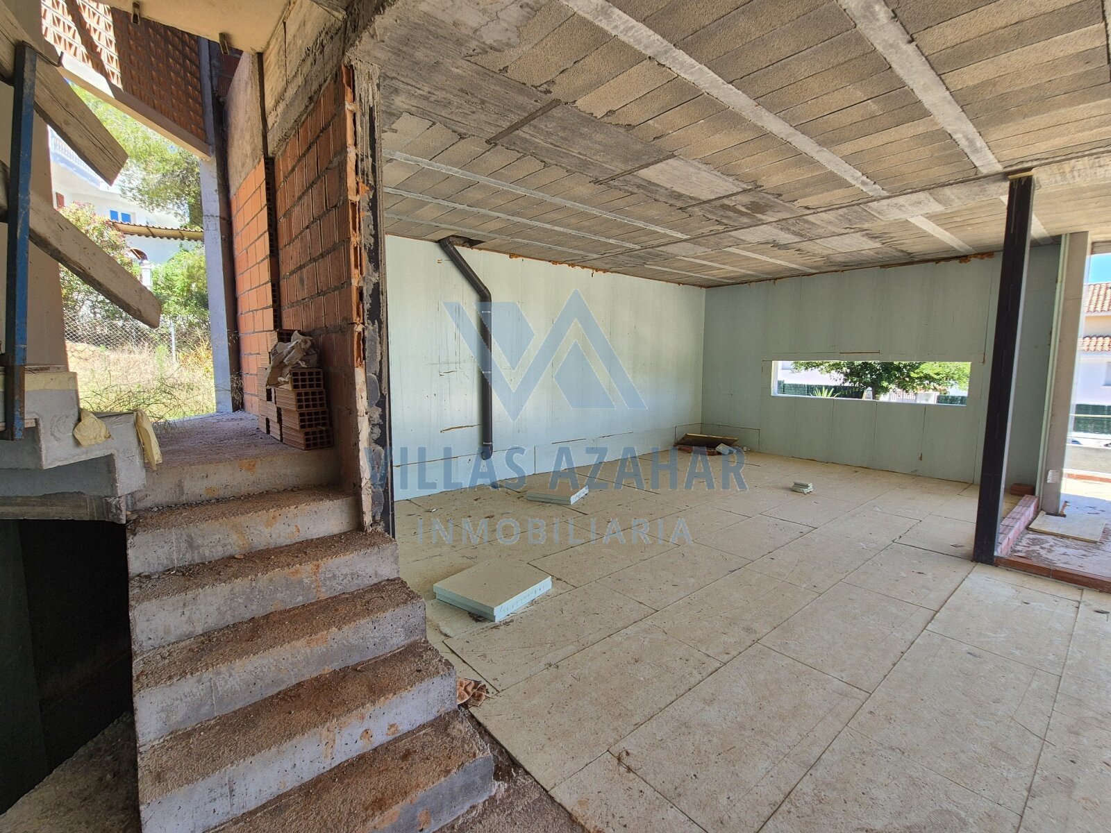 Diamante en bruto con potencial: Nueva construcción luminosa con planta flexible y escalera para ampliar.