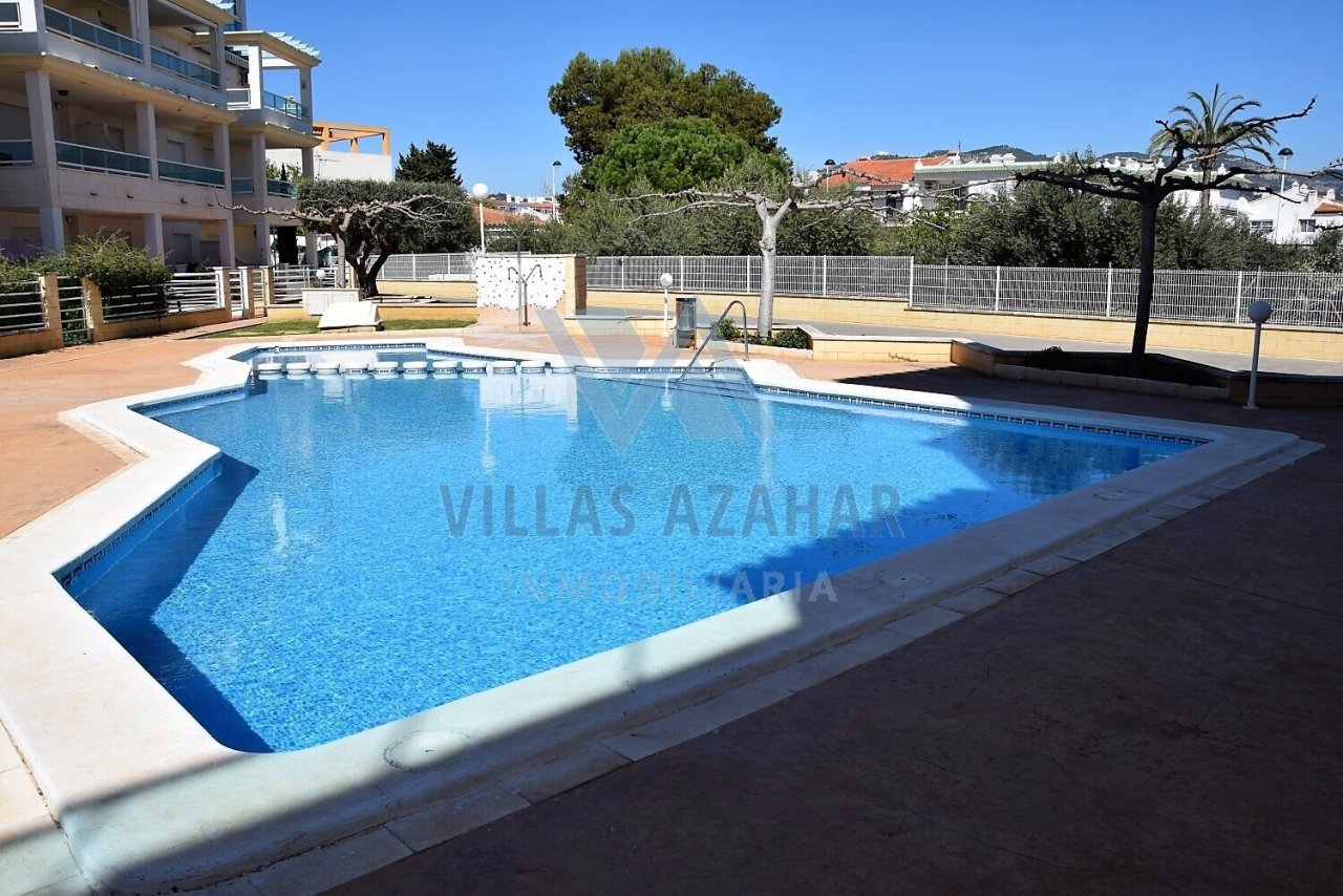 Complejo de piscina exclusiva con terraza soleada: ¡su paraíso vacacional a las puertas de la ciudad!