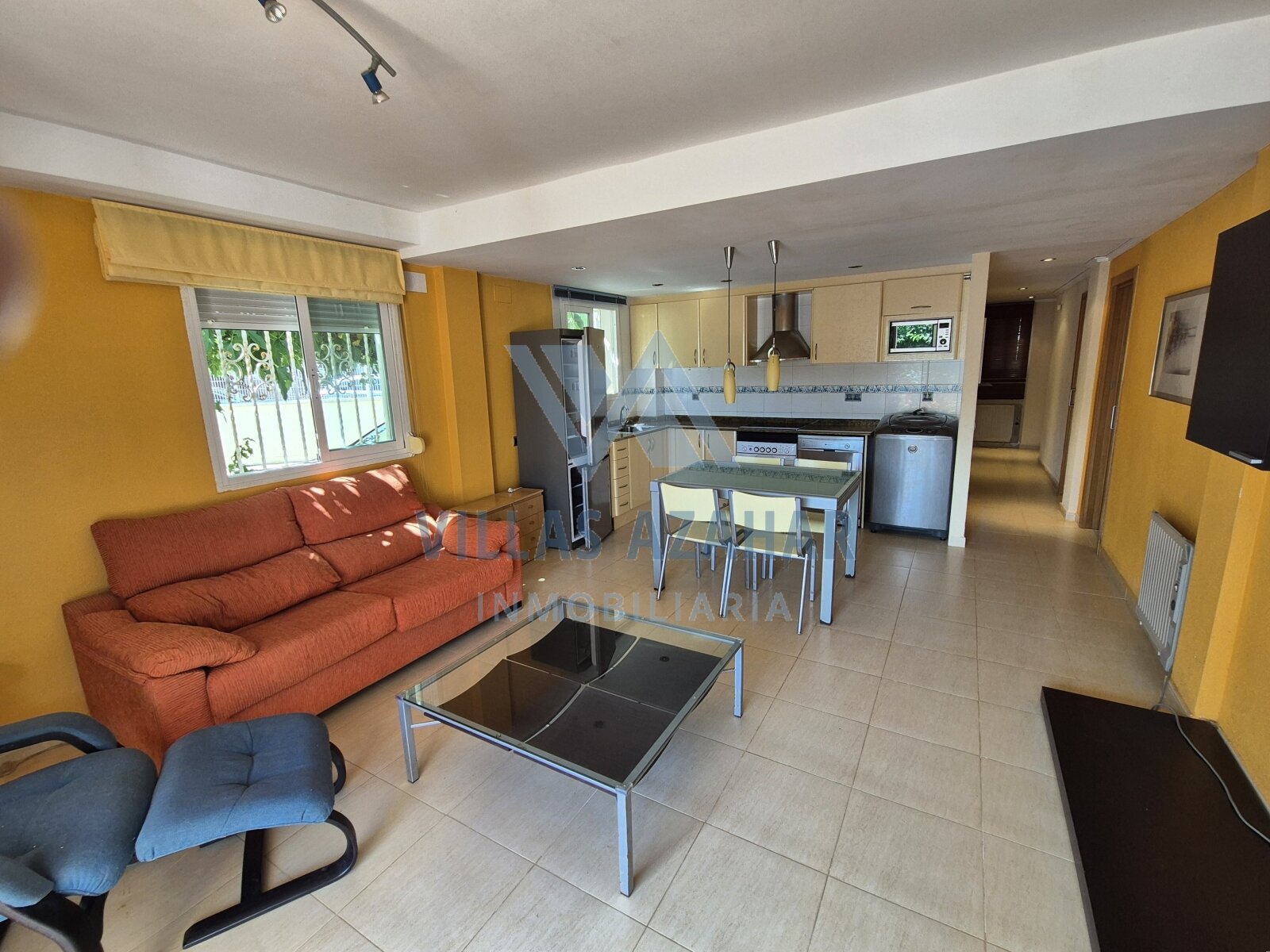 Espacio de vivienda y comedor lleno de luz con cocina abierta y vistas directas al jardín - ¡Uso perfecto del espacio en el nivel más alto! Espacio de vivienda y comedor lleno de luz con cocina abierta y vistas directas al jardín - ¡Uso perfecto del espacio en el nivel más alto!