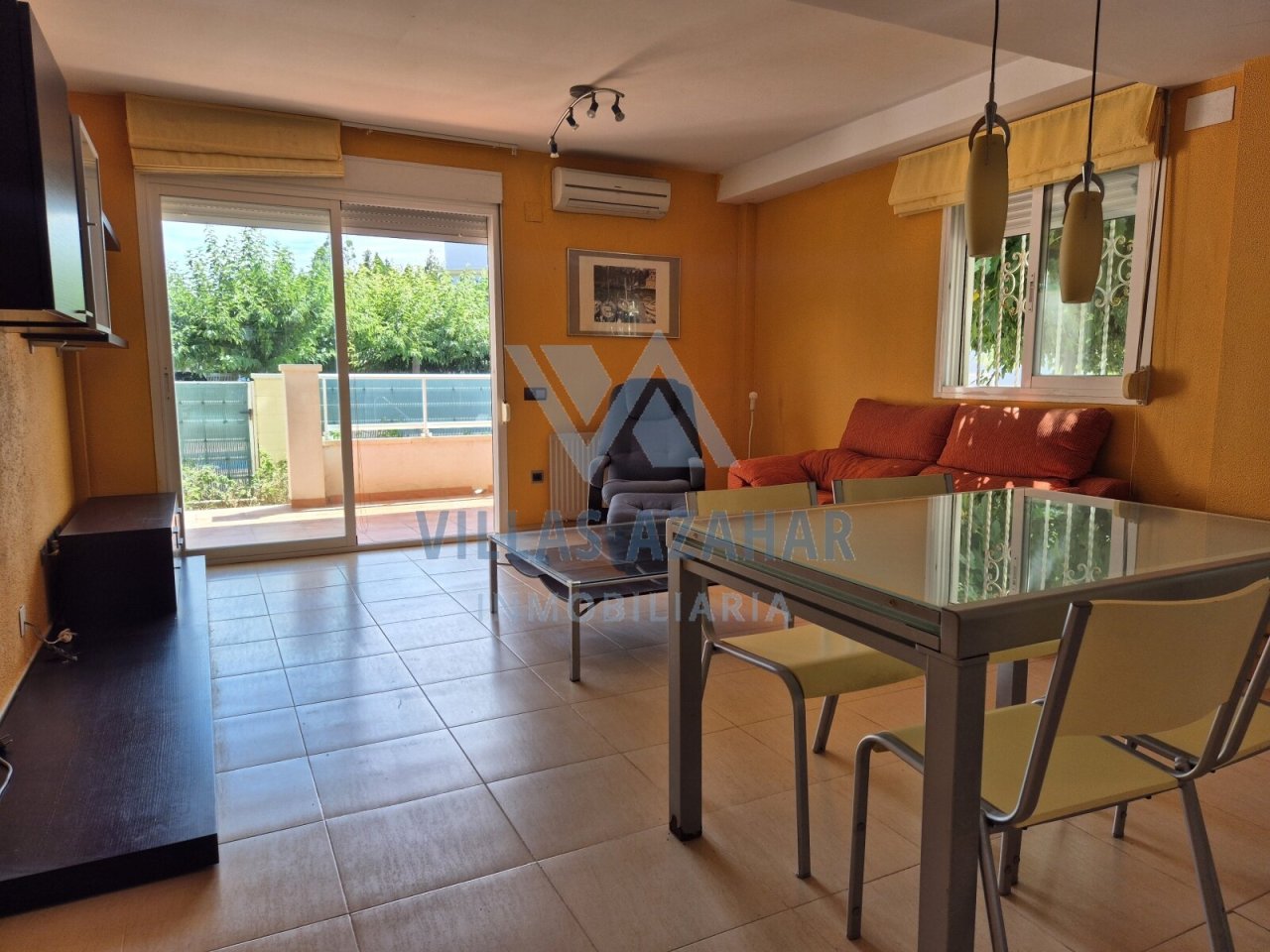 Apartamento en planta baja con mucha luz, terraza y vistas al jardín, ¡la perfecta oasis de bienestar con aire acondicionado y ventanas de suelo a techo!