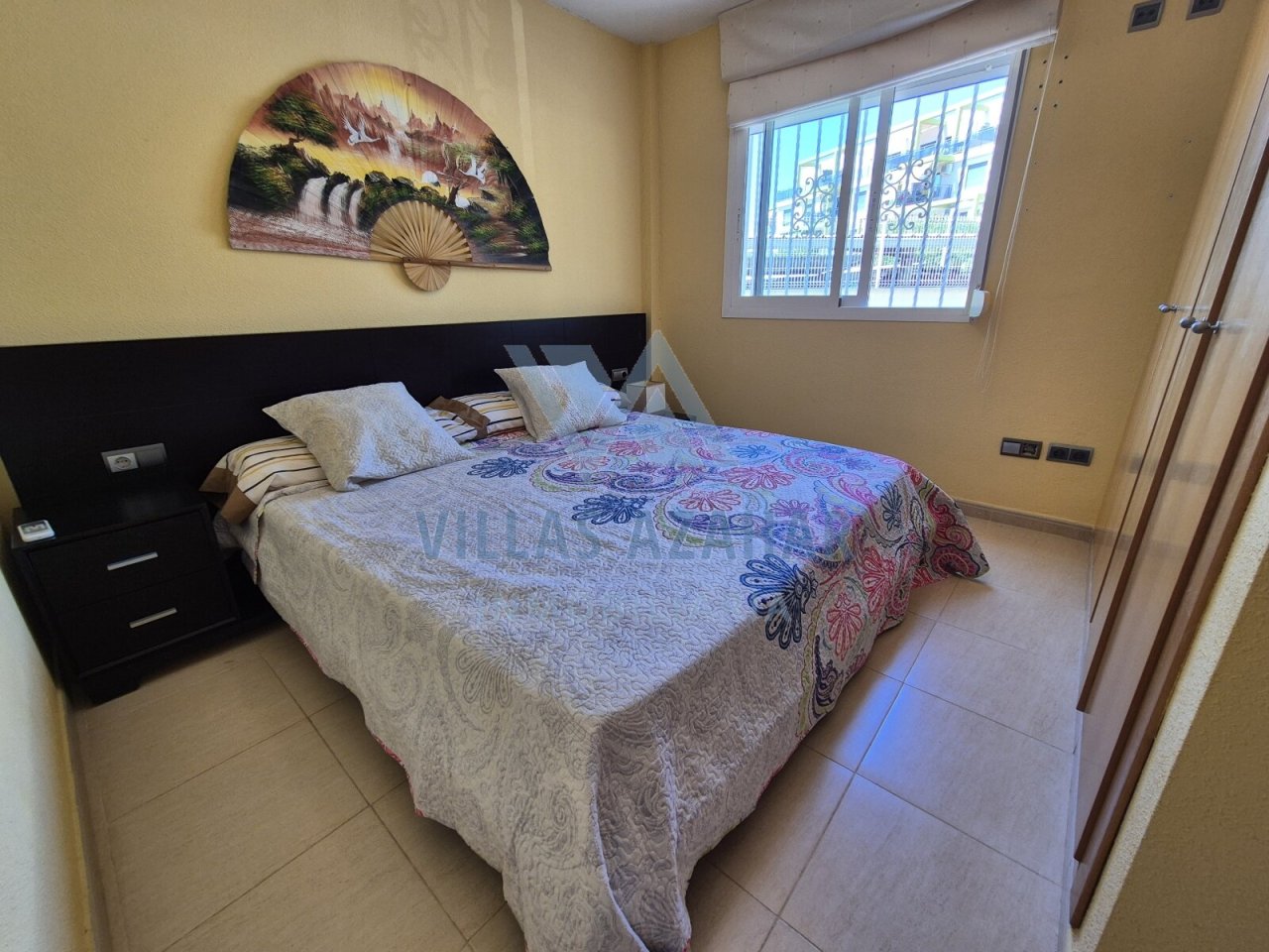 Dormitorio cómodo con armario empotrado y gran ventanal, ¡lleno de luz y práctico!
