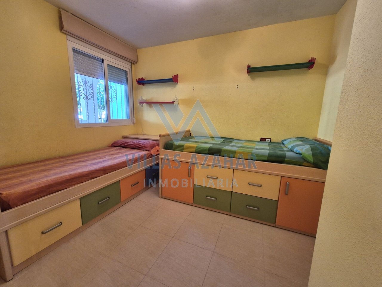 Habitación infantil inteligente con almacenamiento integrado: ¡dos camas con cajones prácticos y uso óptimo del espacio!
