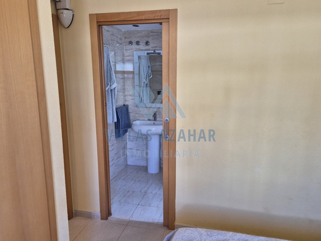 Baño de ducha cómodo con puerta de vidrio de alta calidad y elegante marco de madera: ¡su refugio de bienestar privado!