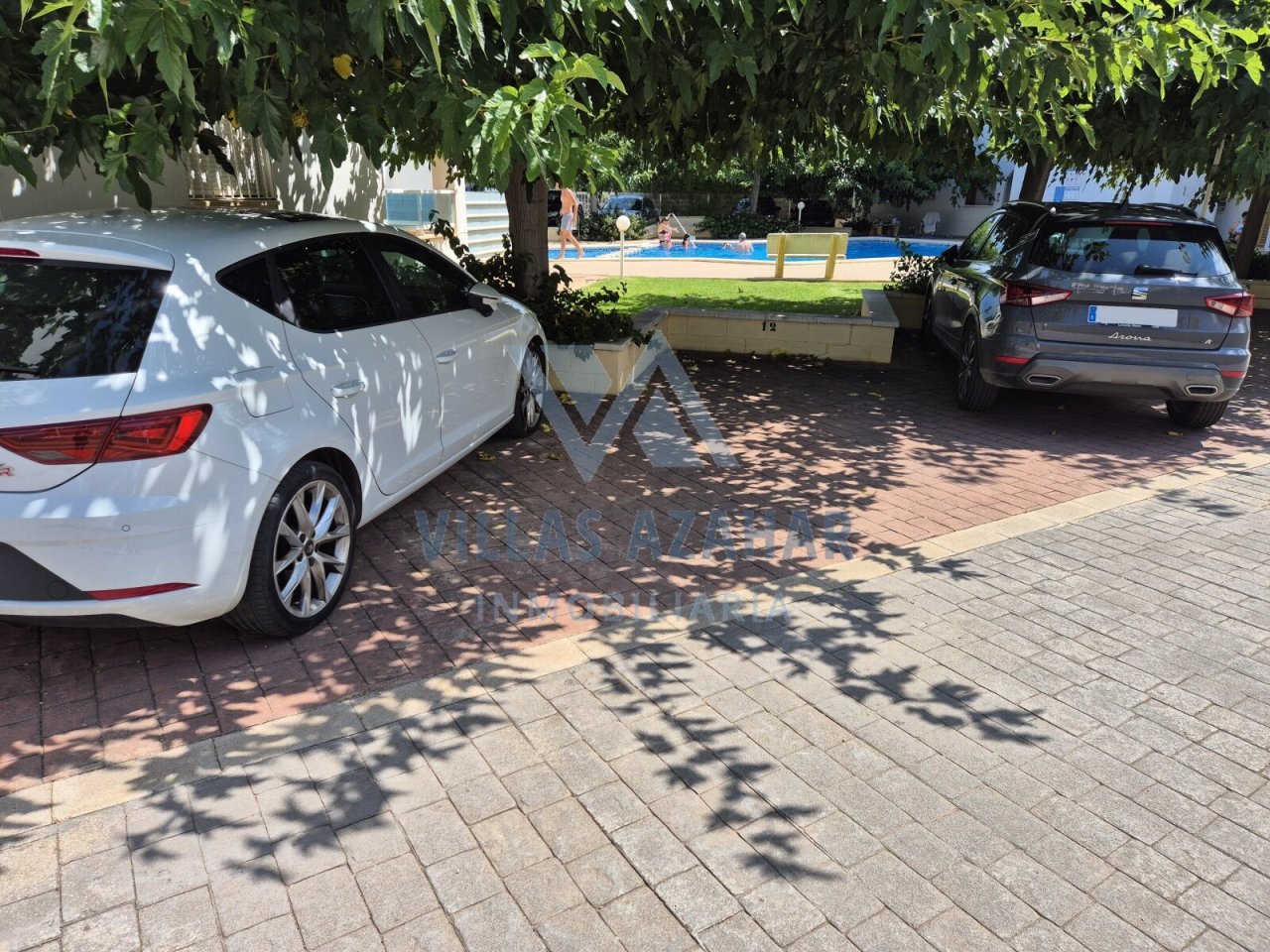 Estacionamiento cómodo con vista a la piscina: ¡su alojamiento vacacional con un ambiente encantador de estacionamiento!